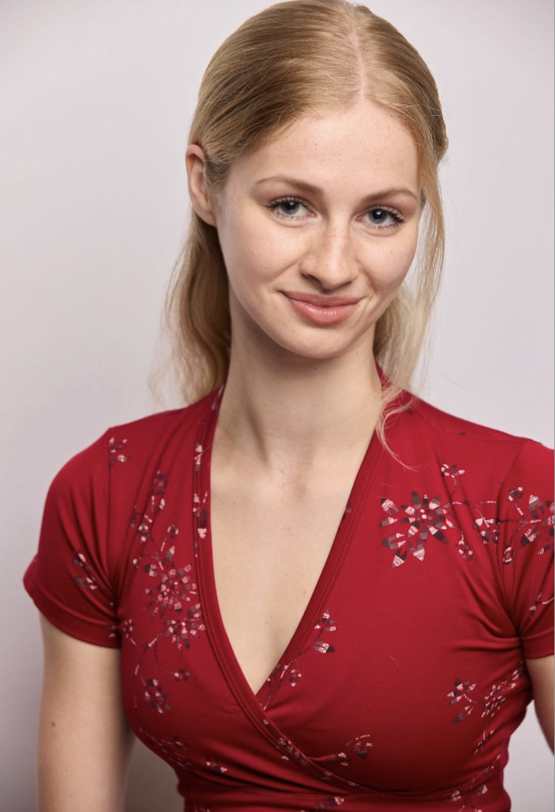 Portrait of Annie Thomas, NYC full-stack developer and fractional executive